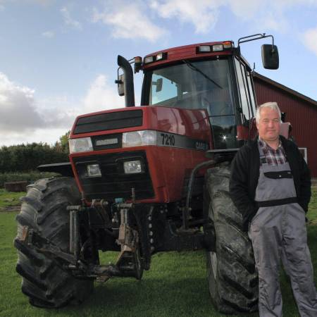 Ole Egmose foran traktor